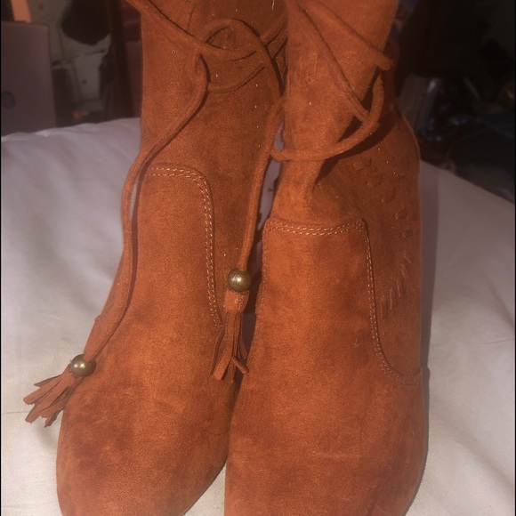 Moccasin style ankle boots with a block heel. - Picture 2 of 7